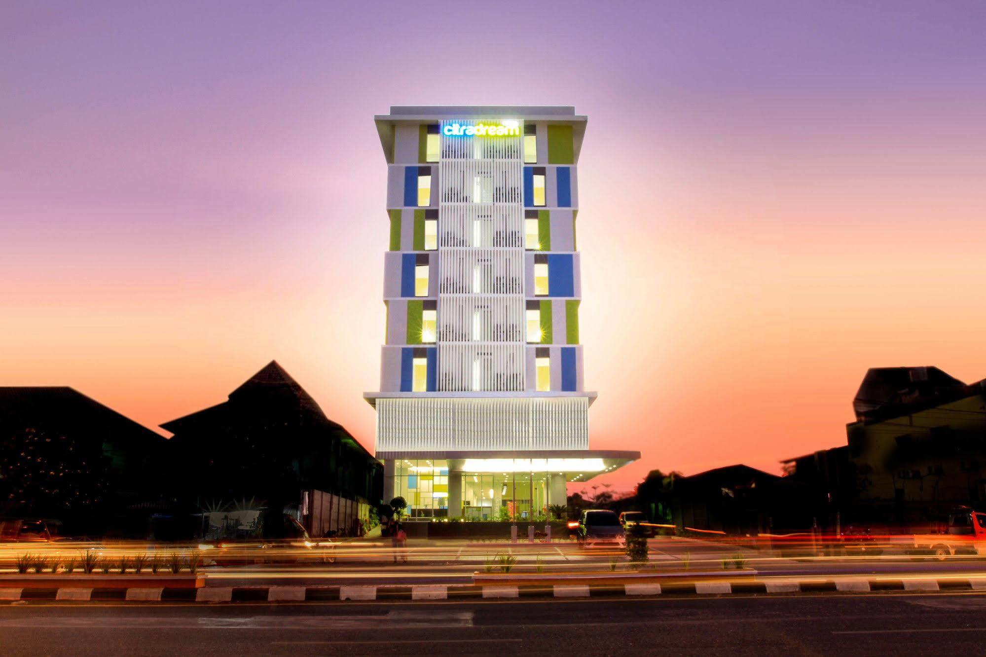 โฮเต็ล ซิตราดรีม ไซร์บอน Hotel จิเรบอน ภายนอก รูปภาพ