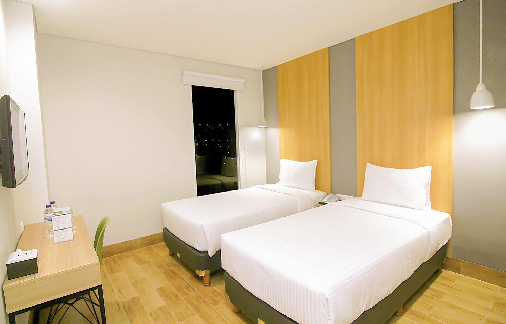 โฮเต็ล ซิตราดรีม ไซร์บอน Hotel จิเรบอน ภายนอก รูปภาพ